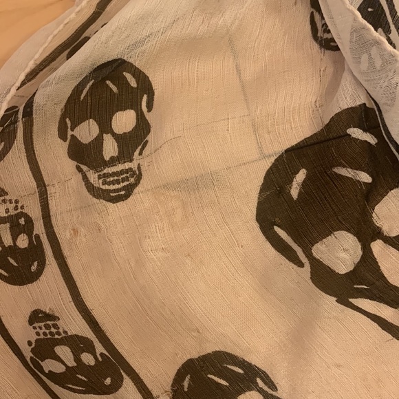 Alexander McQueen skull scarf - Picture 2 of 2